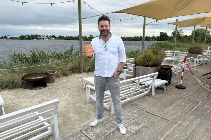 Strandpaviljoen Évive aan het water